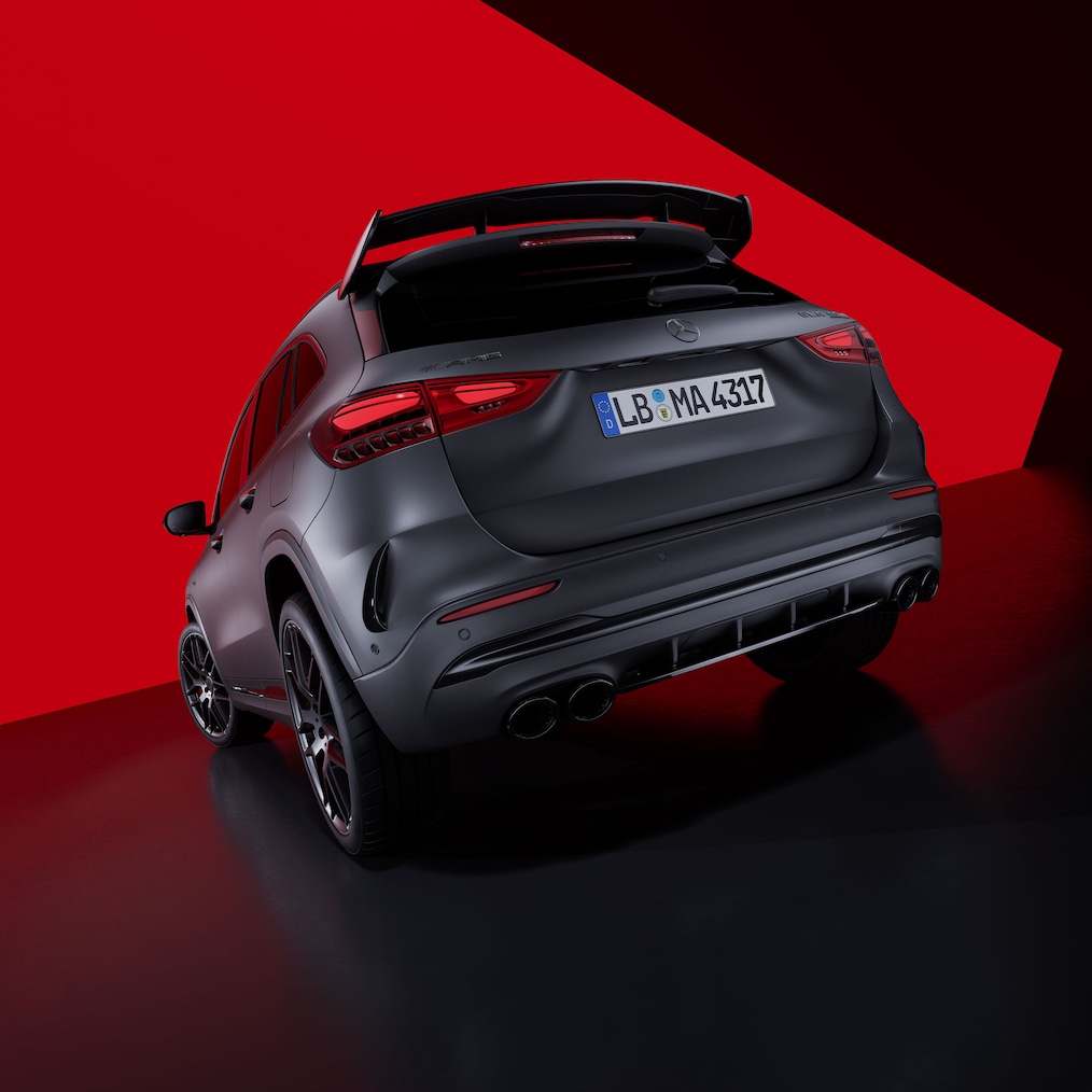 Widok boczny od tyłu pojazdu Mercedes-AMG GLA 45 S 4MATIC+.