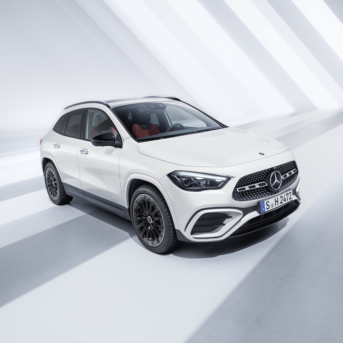 Mercedes-Benz GLA w widoku bocznym z przodu.