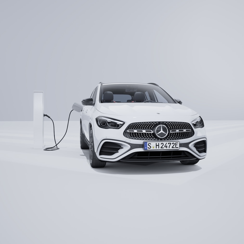 Mercedes-Benz GLA z napędem hybrydowym plug-in w widoku z przodu.