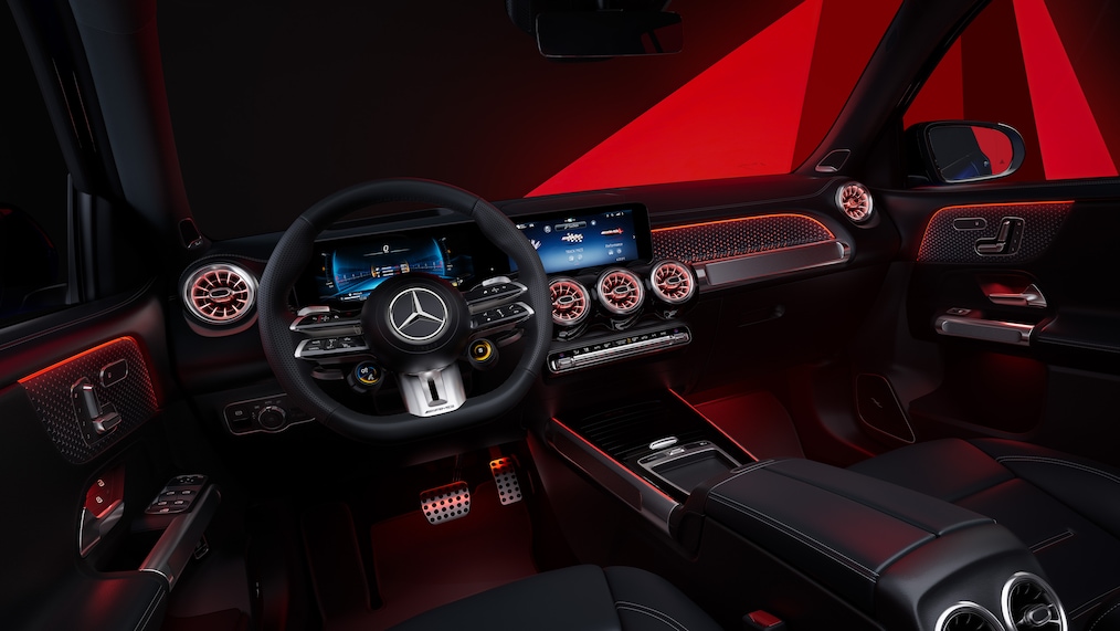 Wnętrze pojazdu Mercedes-AMG GLB z fotelami AMG Performance i kierownicą AMG Performance.
