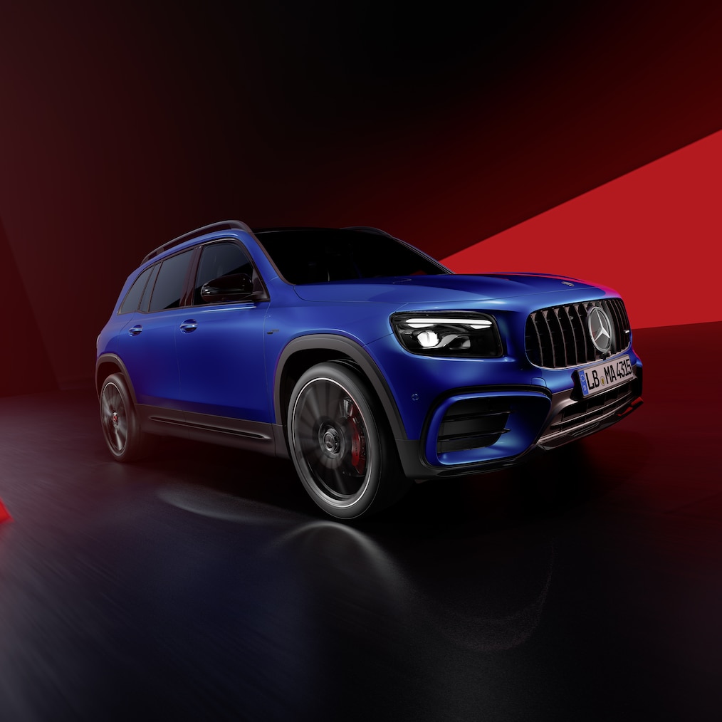 Widok boczny od przodu i tyłu modelu Mercedes-AMG GLB 35 4MATIC.