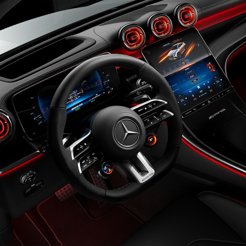Zbliżenie na kierownicę AMG Performance w Mercedes-AMG GLC Coupé.