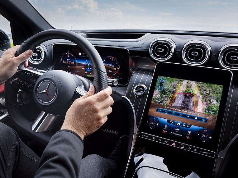 Sposób działania przezroczystej maski silnika z kamerą 360° w modelu Mercedes-Benz GLC Coupé.