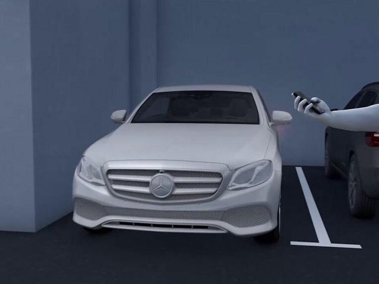Sposób działania asystenta parkowania z pamięcią w modelu Mercedes-Benz GLC Coupé.