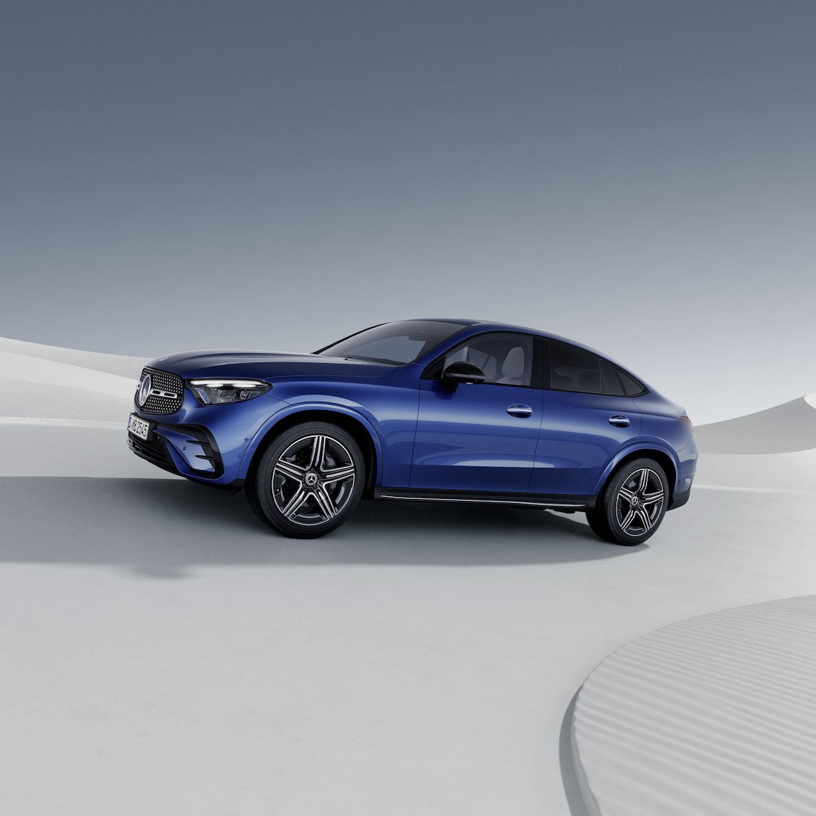 Mercedes-Benz GLC Coupé w widoku bocznym z przodu.