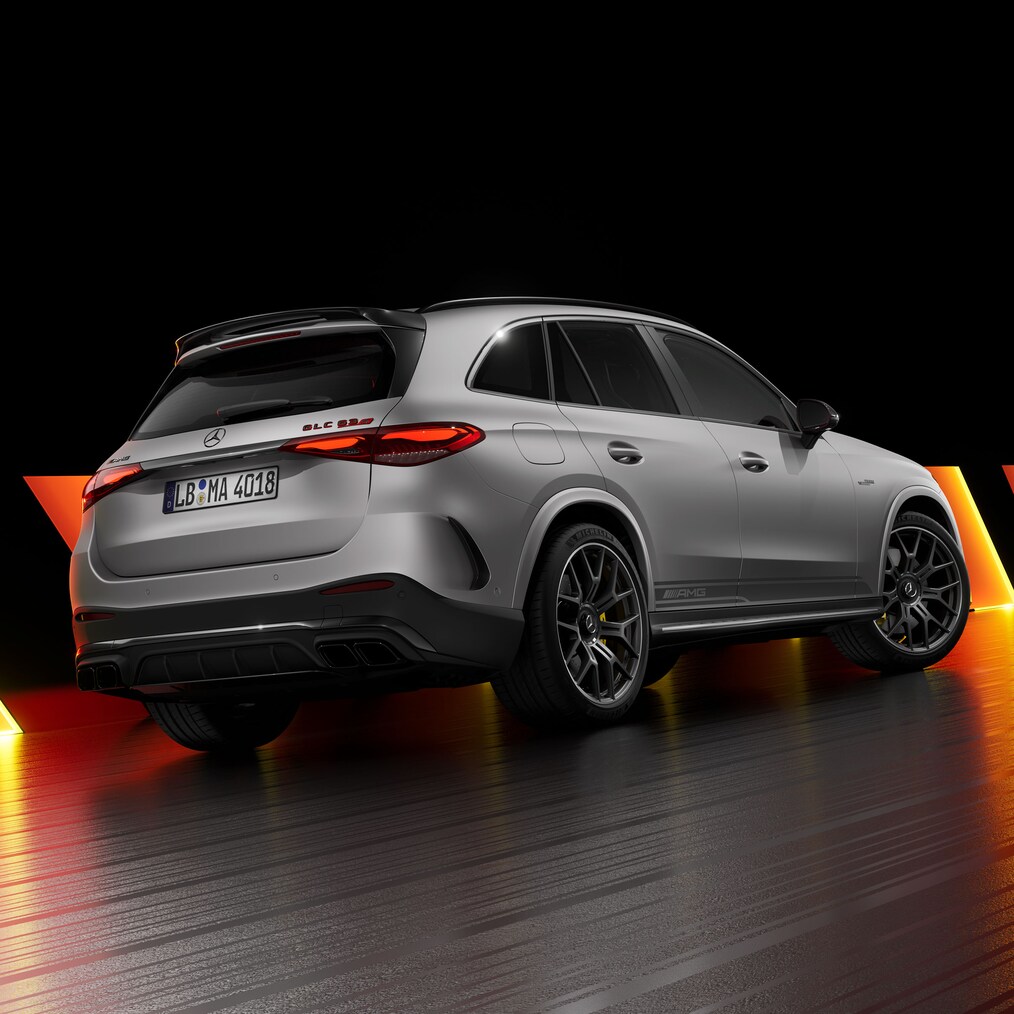 Mercedes-AMG GLC 63 S E PERFORMANCE SUV w wersji AMG Edition 1 w widoku z prawej strony od tyłu.