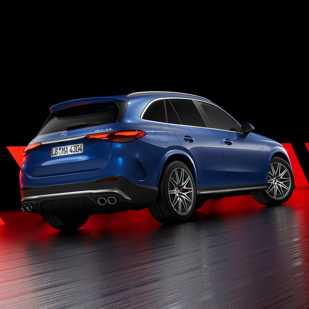Mercedes-AMG GLC z progami bocznymi AMG, widok z prawej strony od tyłu.