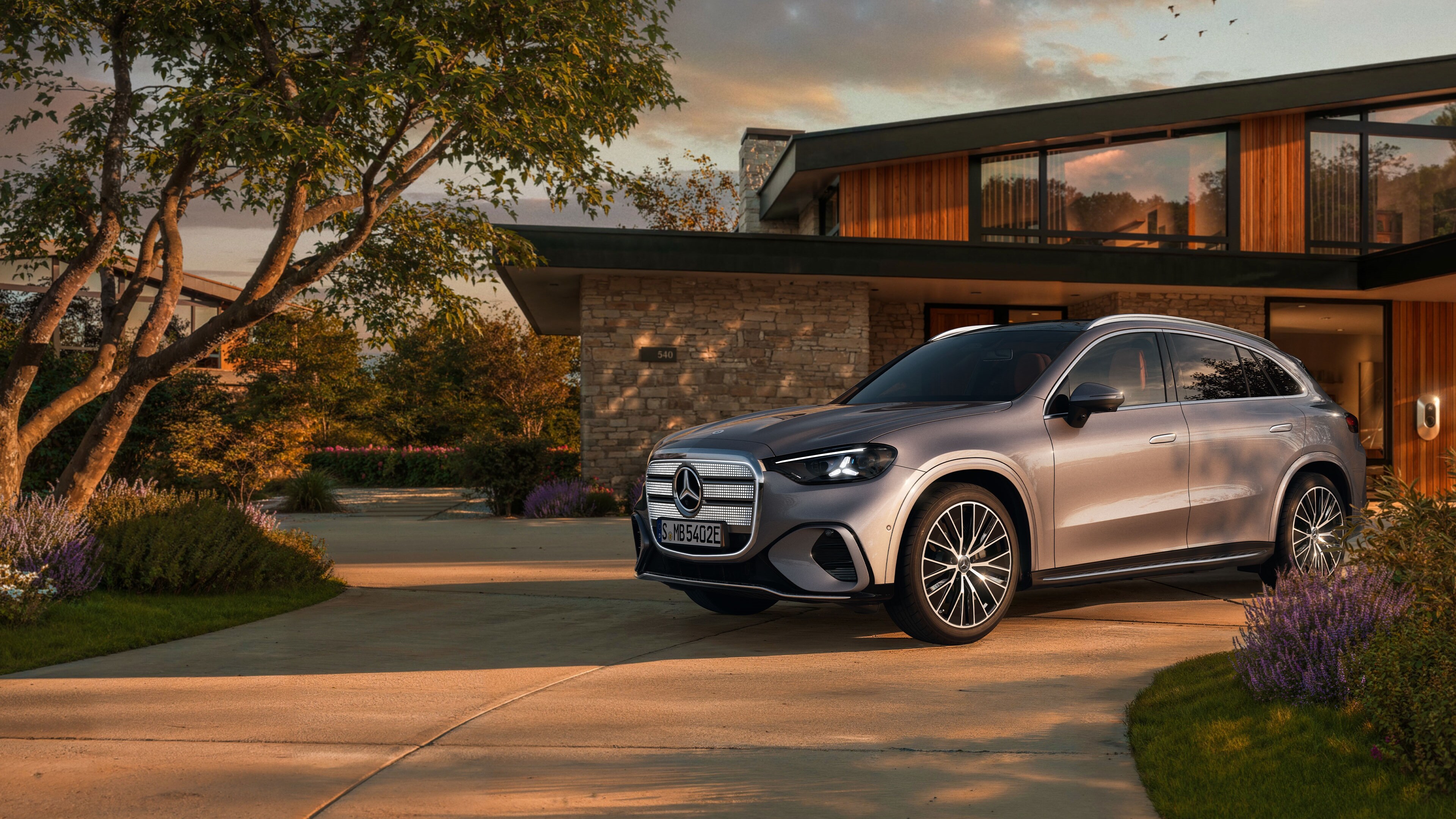 Srebrny elektryczny model GLC zaparkowany na podjeździe.