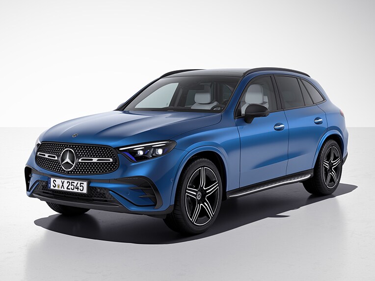 Nowy SUV GLC od Mercedes-Benz z linią wyposażenia AMG i pakietem Night – boczny widok z przodu.