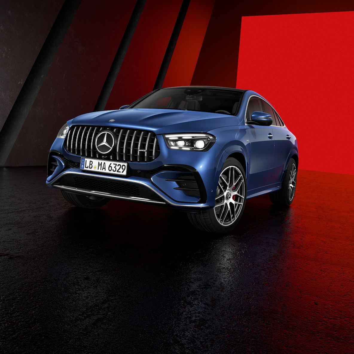 Widok Mercedes-Benz GLE Coupé z ukosu z przodu.