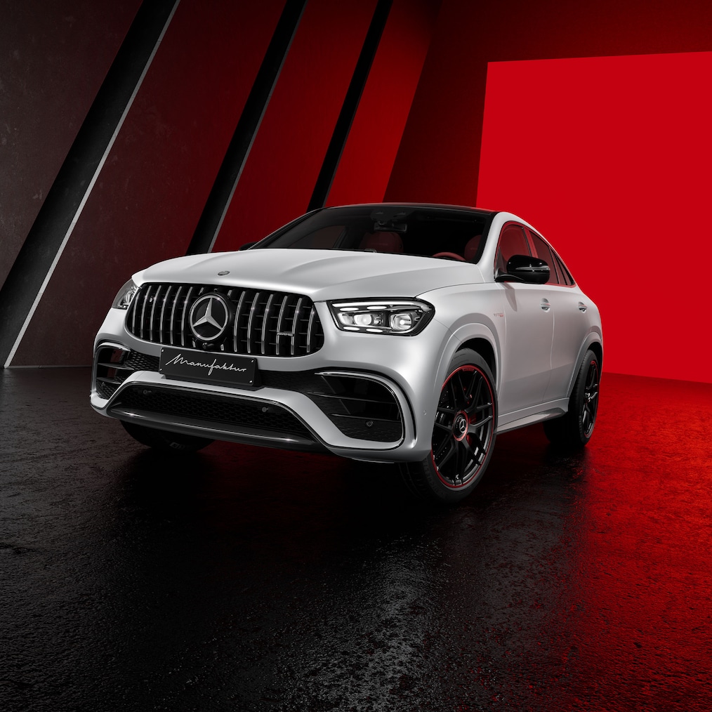 Widok z boku Mercedesa-AMG GLE Coupé w wersji MANUFAKTUR hightechsilver magno.