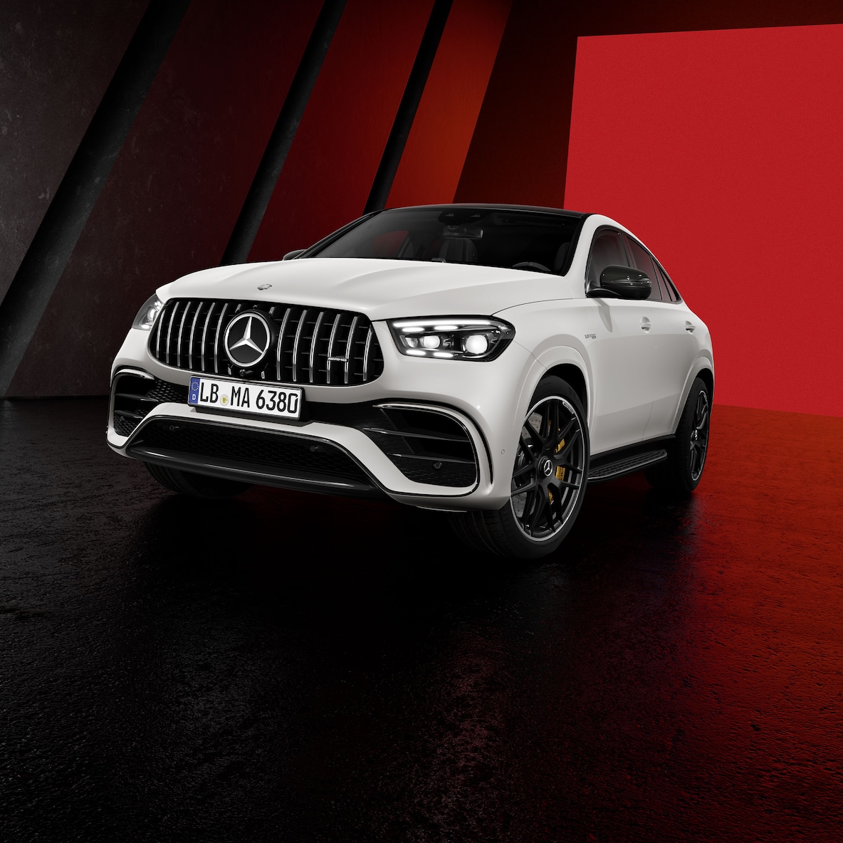 Widok Mercedes-Benz GLE Coupé z ukosa z przodu.