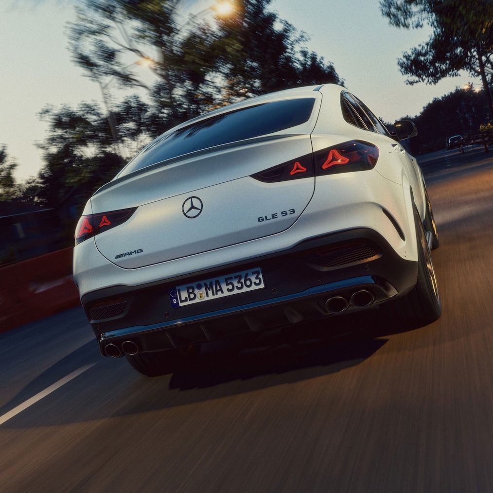 22-calowe kute obręcze kół AMG ze skrzyżowanymi ramionami w Mercedes-AMG GLE Coupé.