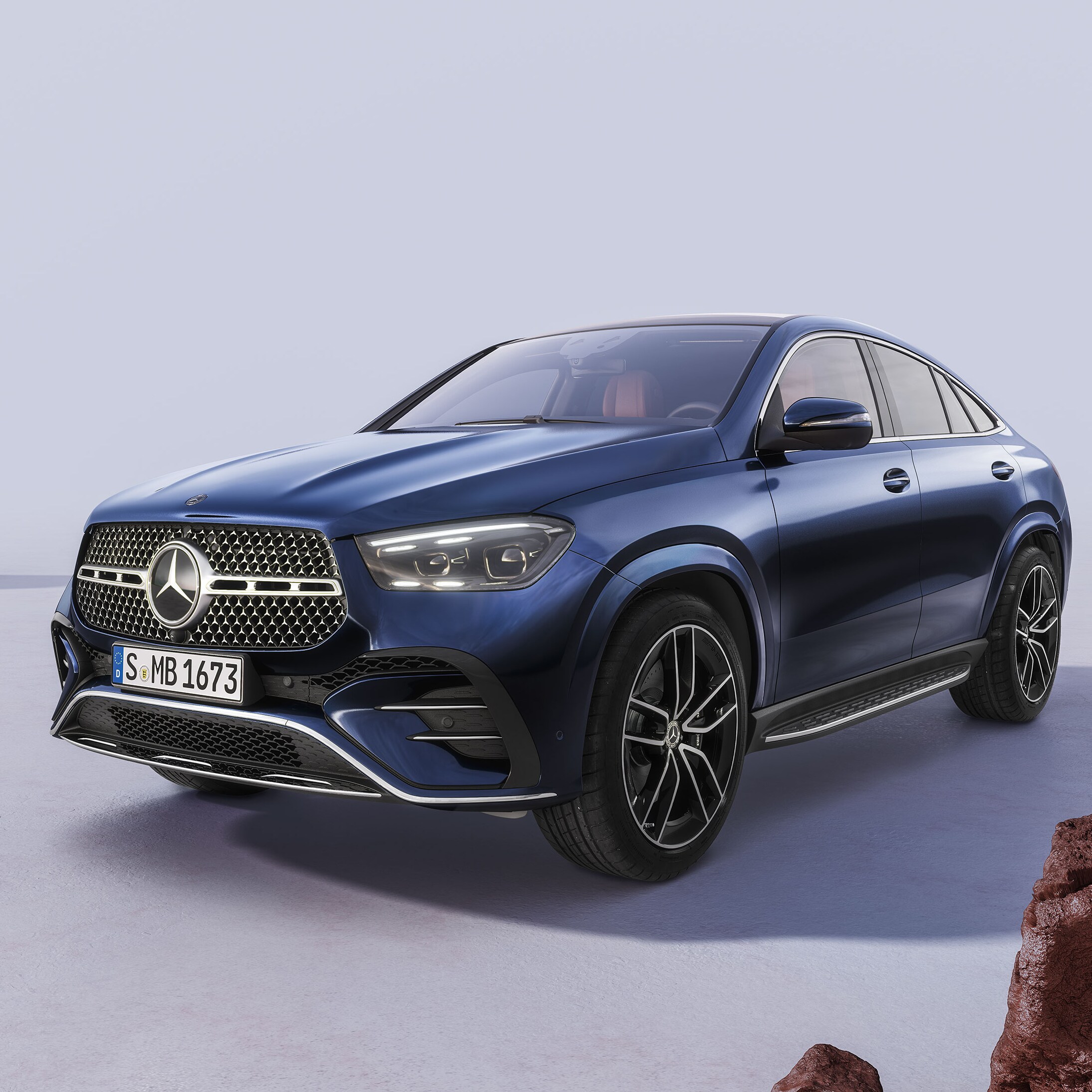 Granatowy GLE Coupe na jasnym tle.