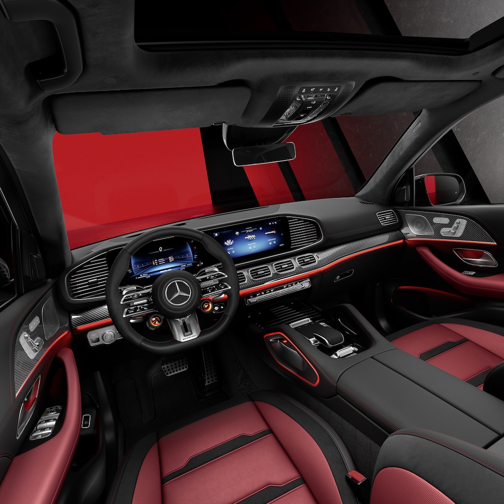 Boczny widok przednich foteli i kokpitu modelu Mercedes-AMG GLE SUV.