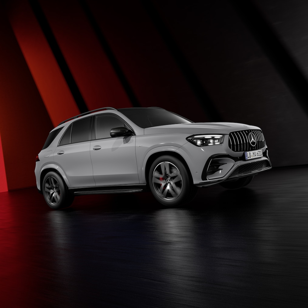 Dynamiczny widok modelu Mercedes-AMG GLE SUV (ujęcie podczas jazdy) lub wszystkie trzy modele stojące obok siebie.