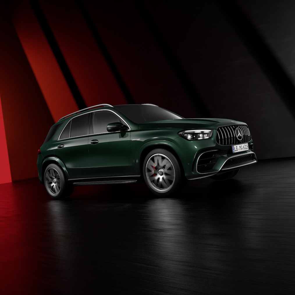 Dynamiczny widok modelu Mercedes-AMG GLE SUV (ujęcie podczas jazdy) lub wszystkie trzy modele stojące obok siebie.