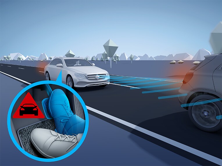 Ilustracja aktywnego asystenta hamowania na wyświetlaczu multimedialnym Mercedesa-Benz GLE.