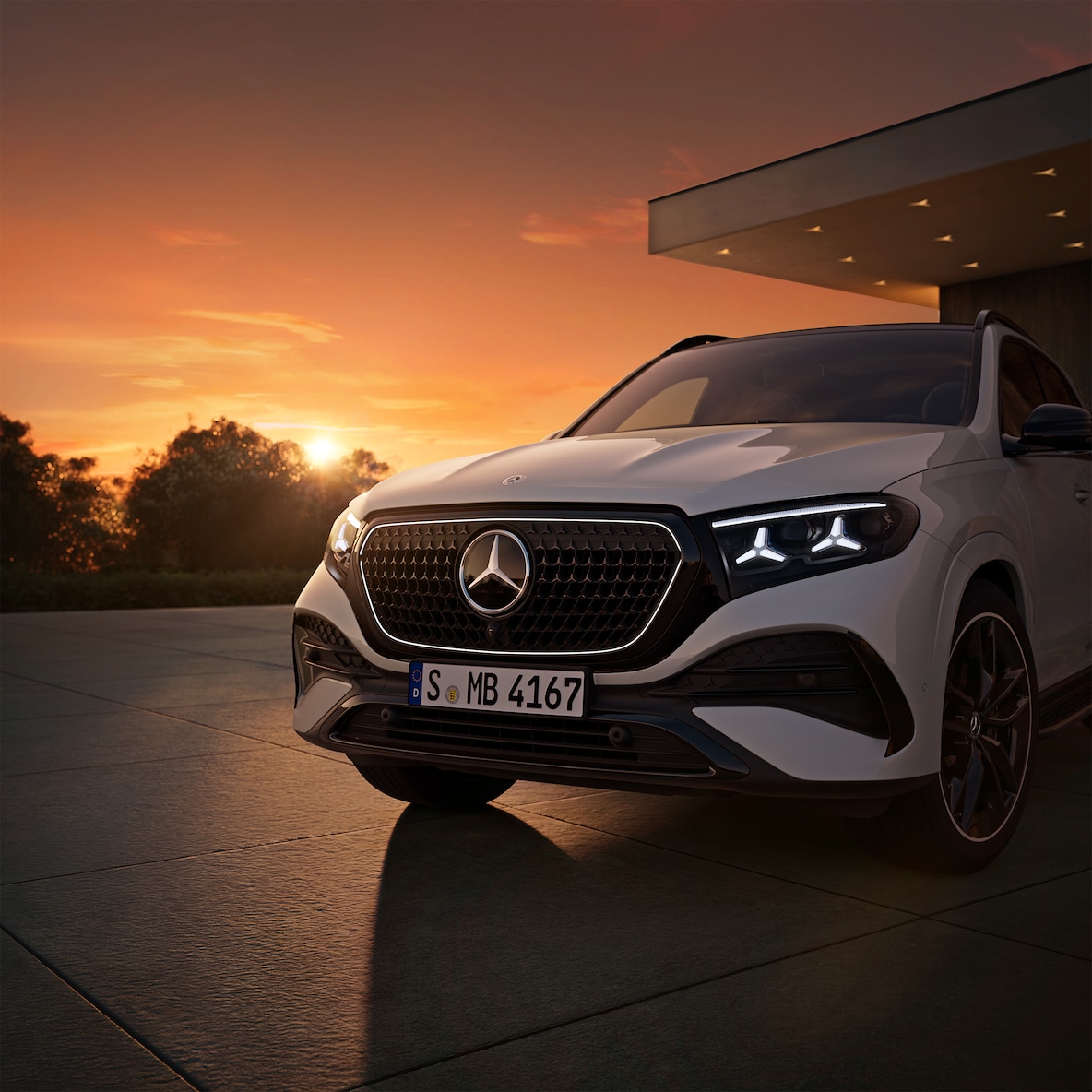 Podświetlany kontur wokół osłony chłodnicy oraz charakterystyczne reflektory w kształcie gwiazdy z modelu Mercedes-Benz GLE.