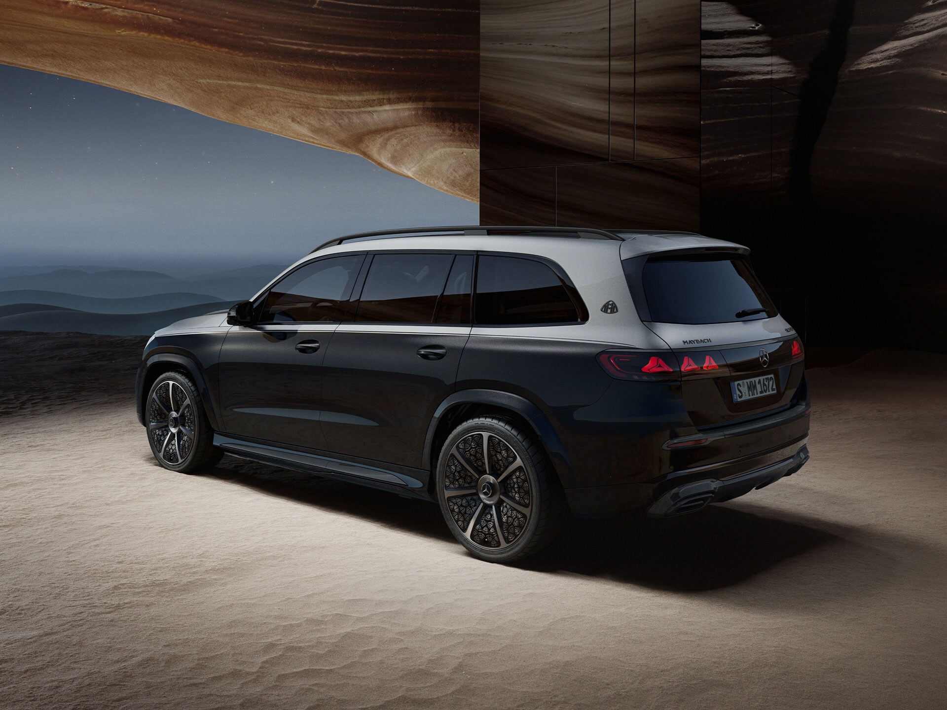Model GLS marki Mercedes-Maybach z serią Night.