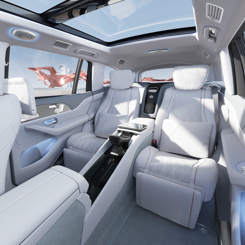 Widok od przodu na tylny przedział pierwszej klasy w modelu Mercedes-Maybach GLS 600.