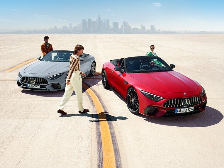 Dwa modele Mercedes-AMG SL Roadster w widoku z przodu.