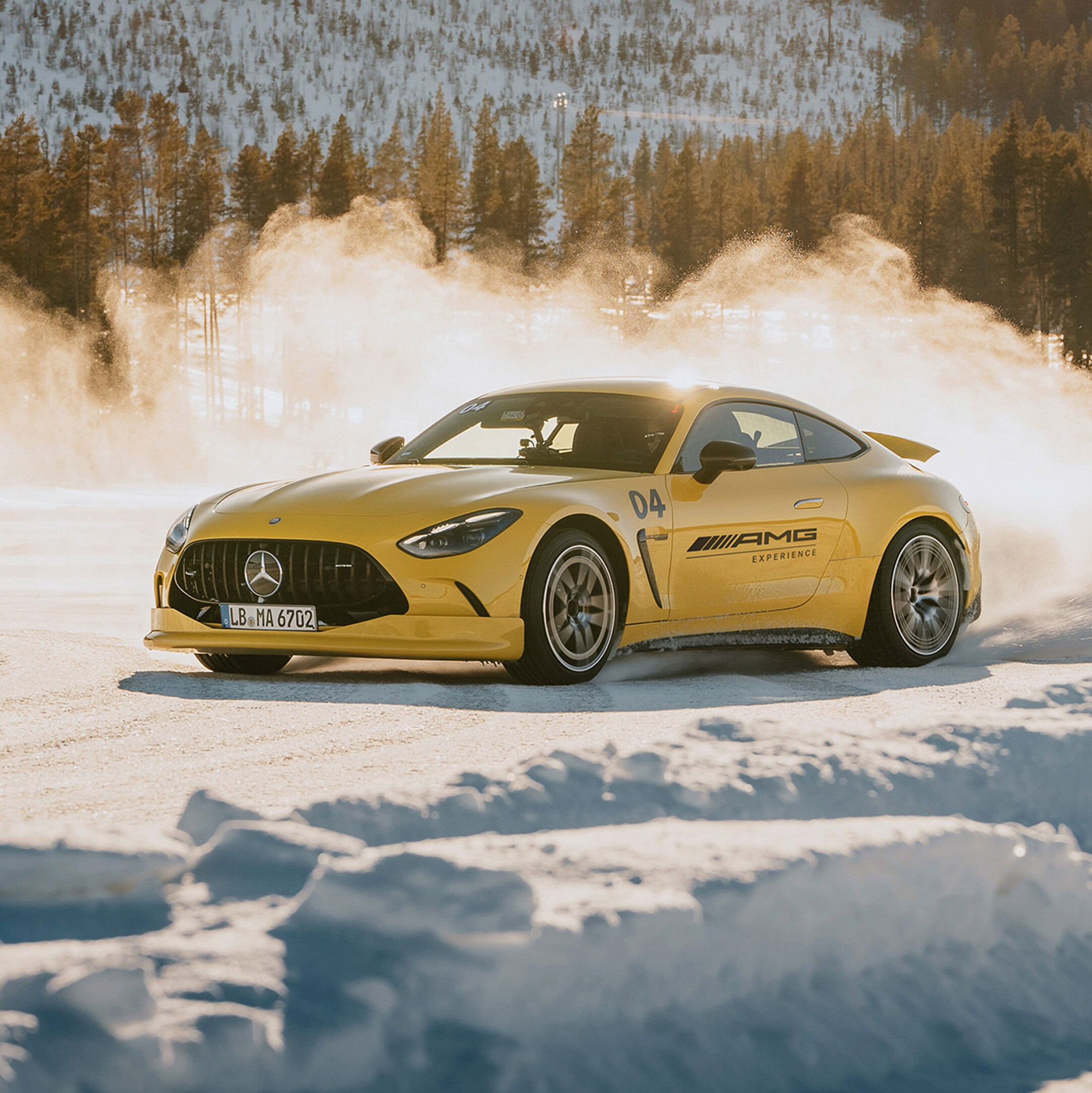 Kilka modeli Mercedes-AMG na torze wyścigowym.