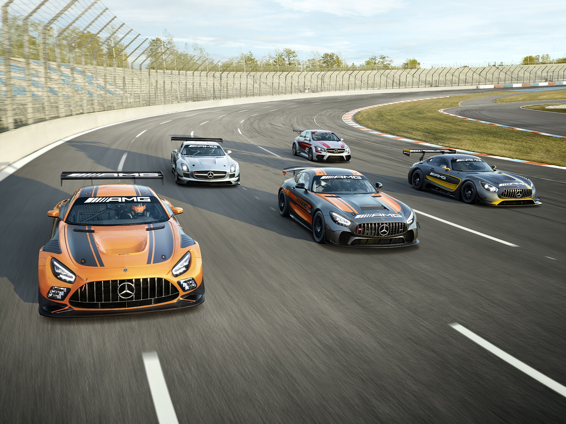 Kilka modeli Mercedes-AMG na torze wyścigowym.