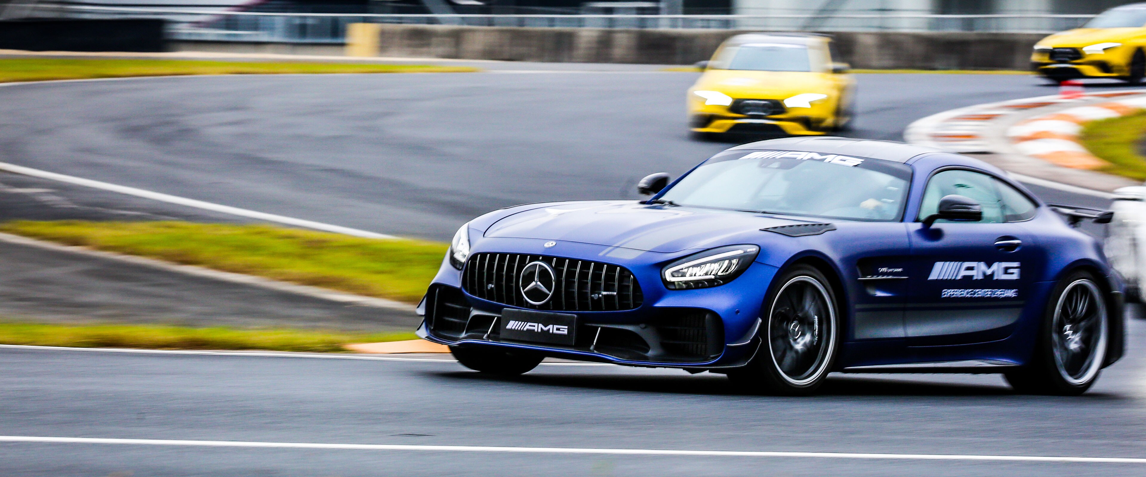 Kilka pojazdów Mercedes-AMG.