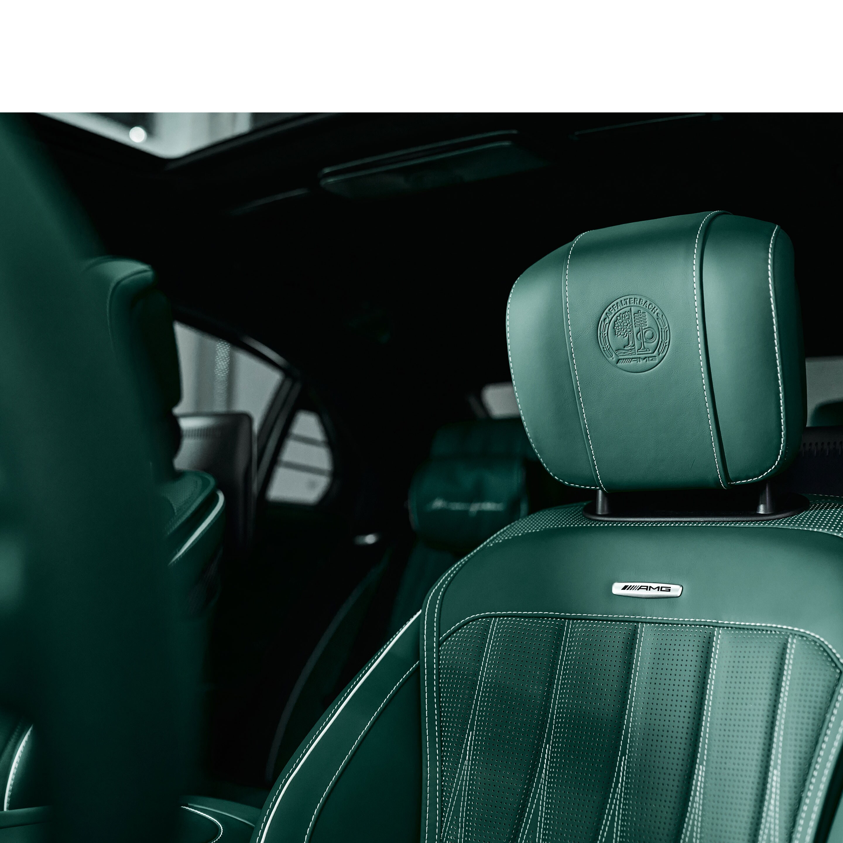 Wnętrze pojazdu Mercedes-AMG z zieloną tapicerką skórzaną MANUFAKTUR Made to Measure.