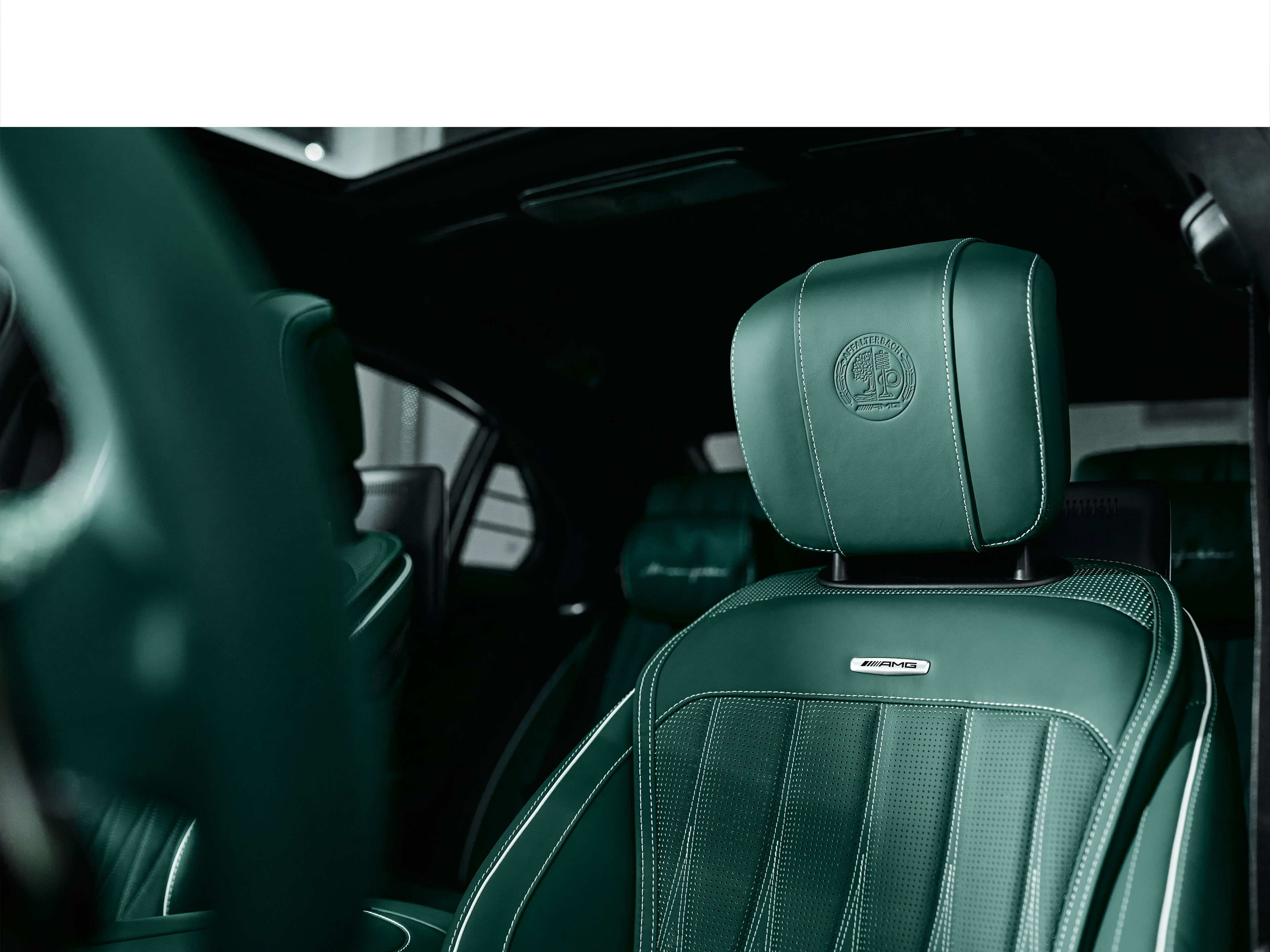 MANUFAKTUR Made to Measure | Mercedes-AMG Wnętrze pojazdu Mercedes-AMG z zieloną tapicerką skórzaną MANUFAKTUR Made to Measure.