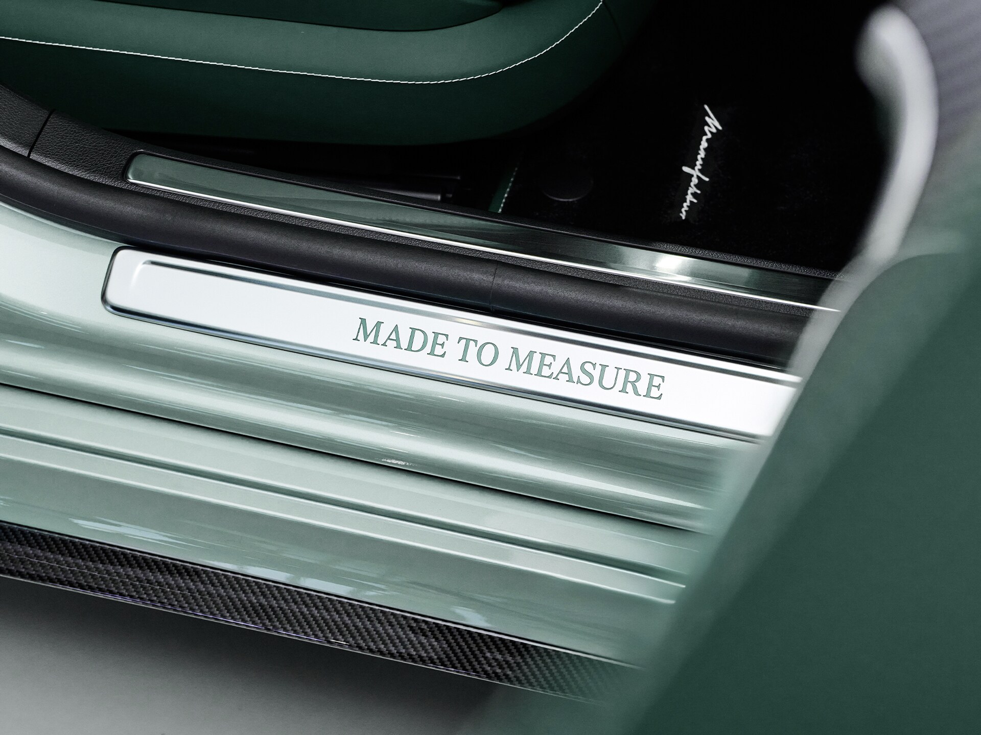 Listwa progowa pojazdu Mercedes-AMG z napisem Made to Measure.