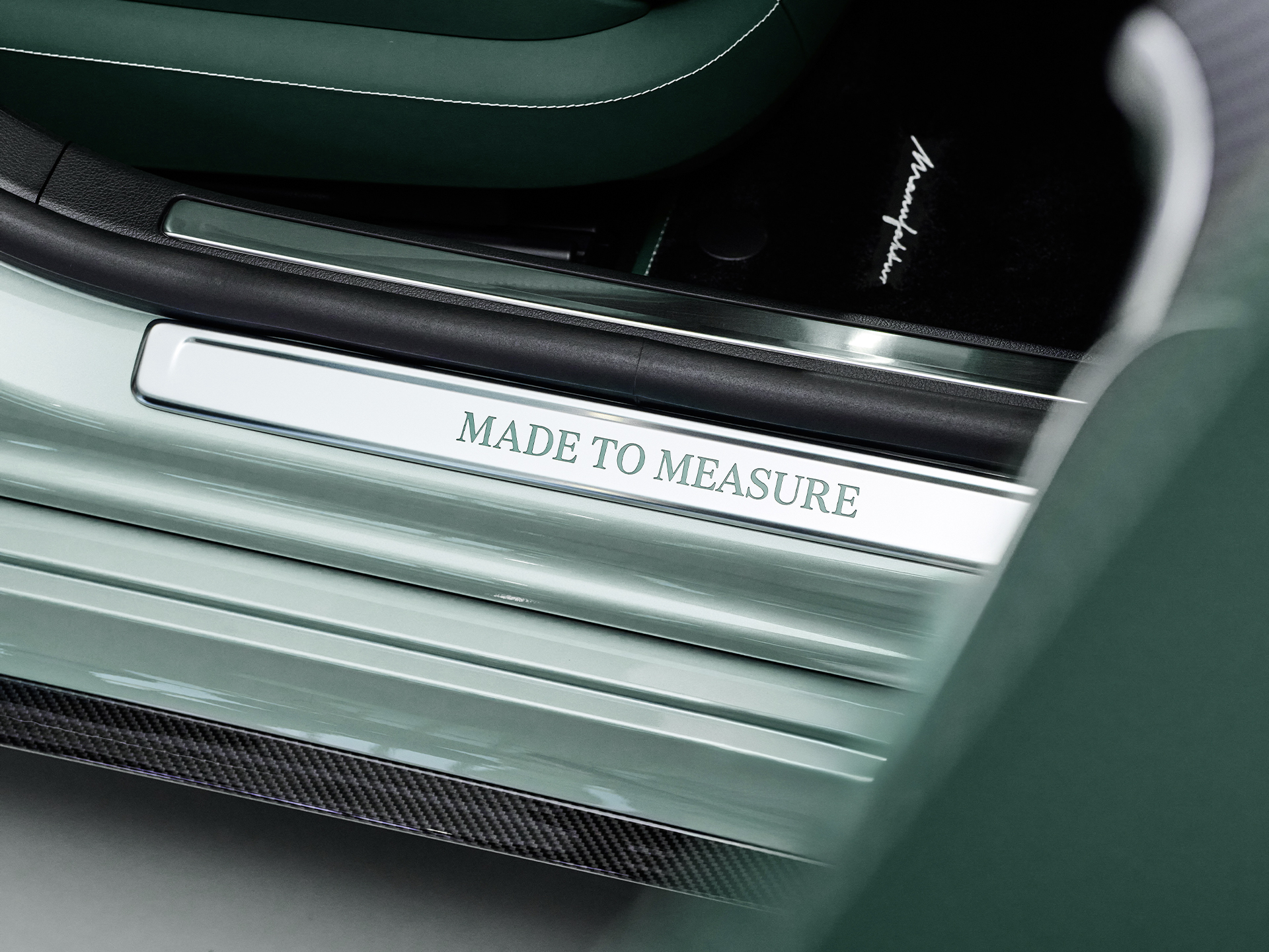 MANUFAKTUR Made to Measure | Mercedes-AMG Listwa progowa pojazdu Mercedes-AMG z napisem Made to Measure.
