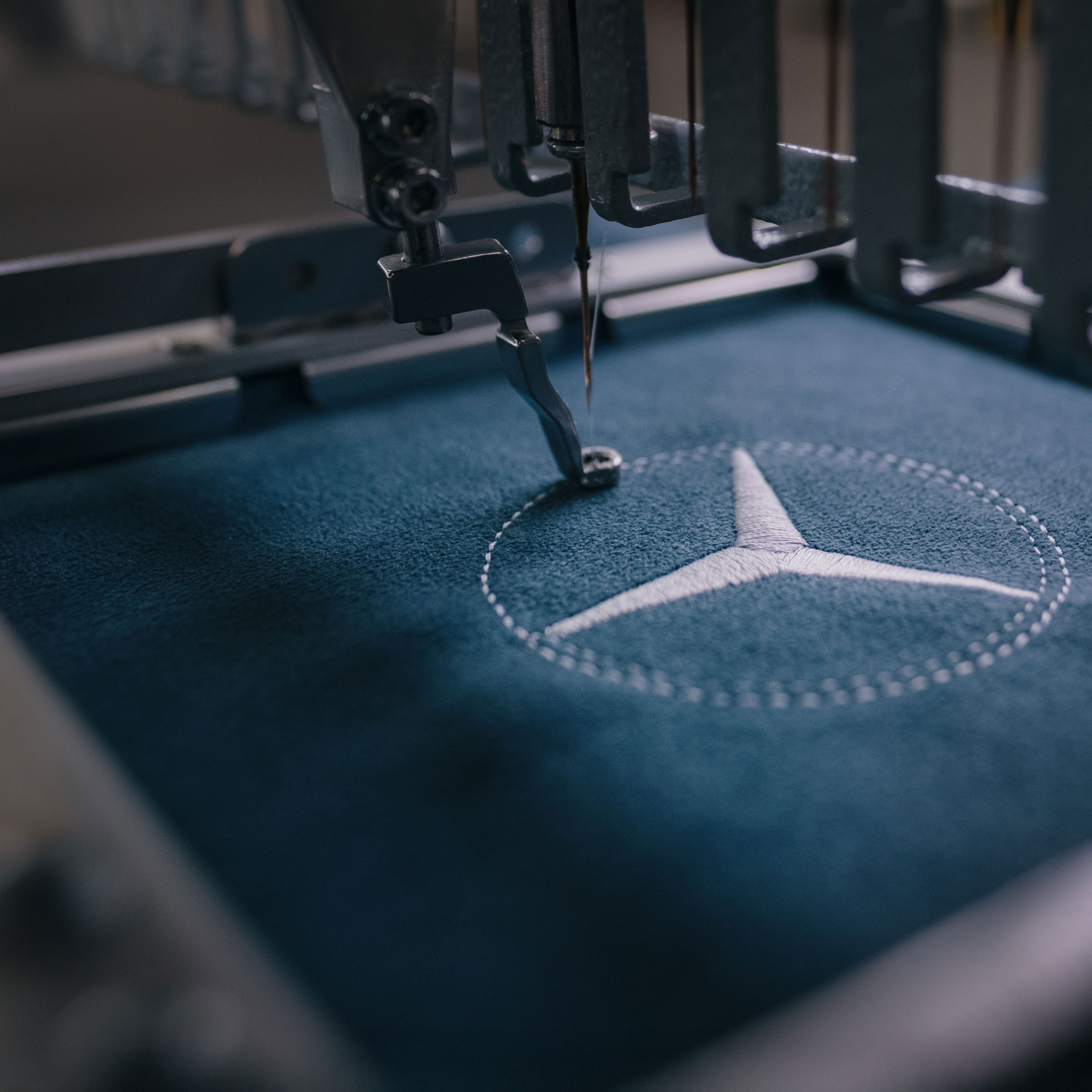 MANUFAKTUR | Mercedes-Benz Gwiazda Mercedes-Benz naszyta na tkaninie.