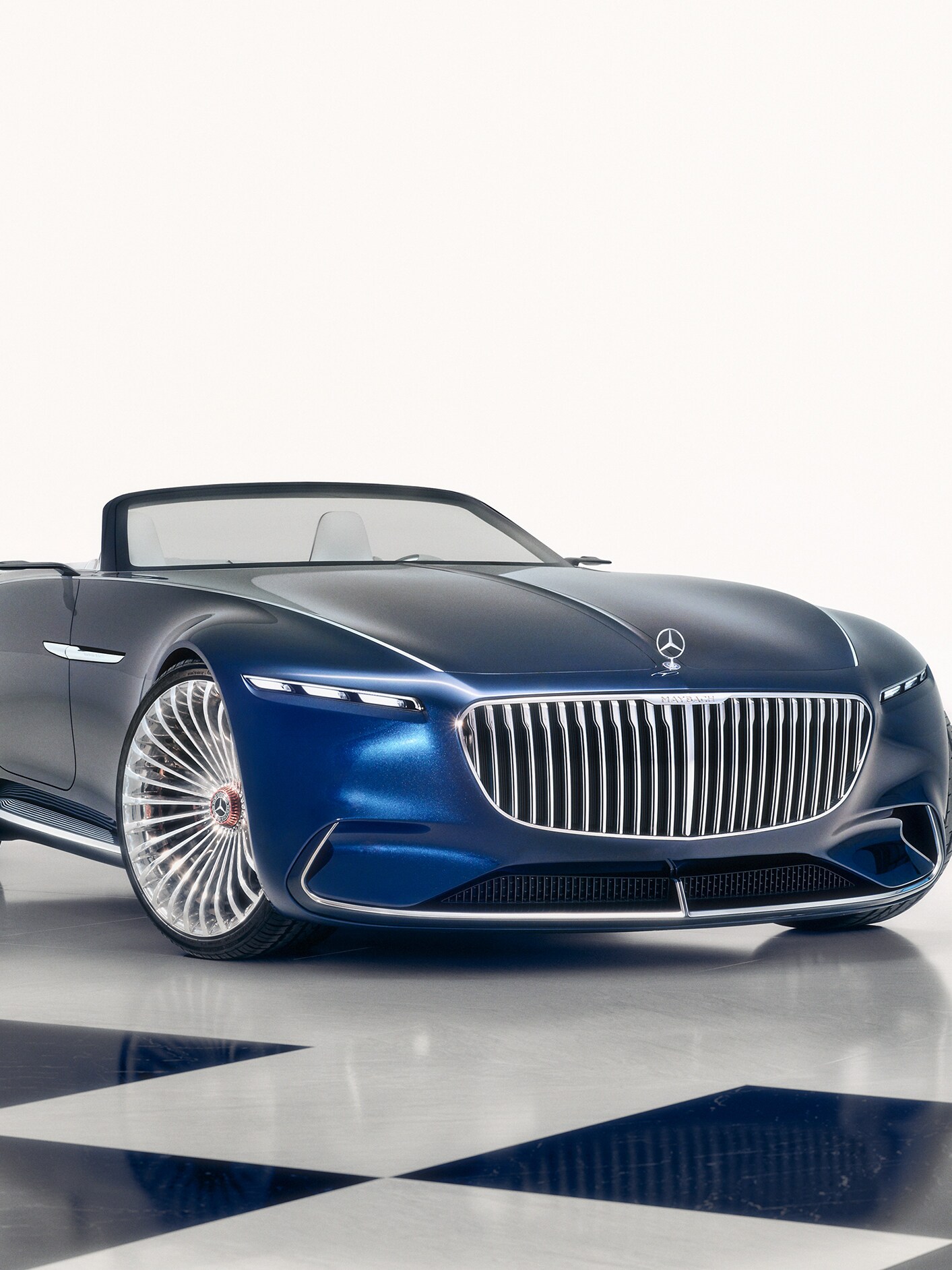 Samochód koncepcyjny Vision Mercedes-Maybach 6 Cabriolet obok obromnej szachownicy.