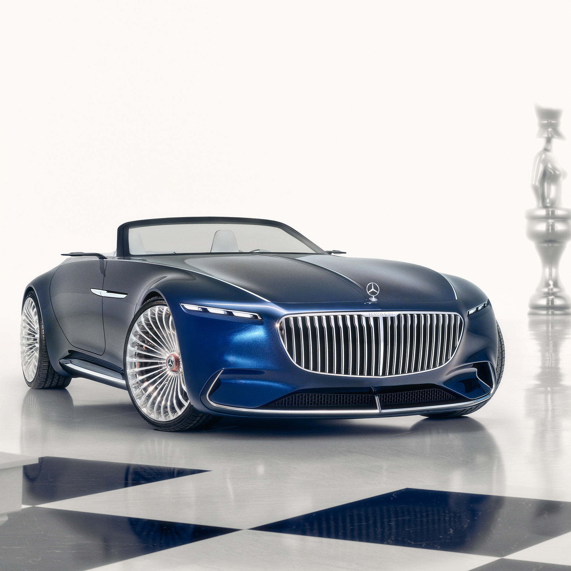 Vision Mercedes-Maybach 6 Cabriolet | Marka | Mercedes-Maybach Samochód koncepcyjny Vision Mercedes-Maybach 6 Cabriolet obok obromnej szachownicy.