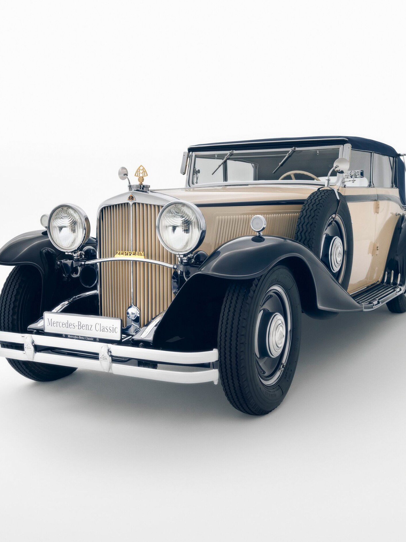 Historyczny samochód Maybach na jasnym tle.