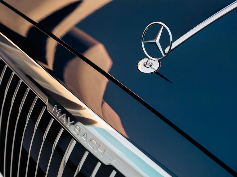 Atrapa chłodnicy Mercedes-Maybach w połyskującym chromie.