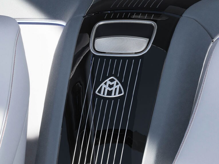 Elementy ozdobne z drewna we wnętrzu Mercedes-Maybach.