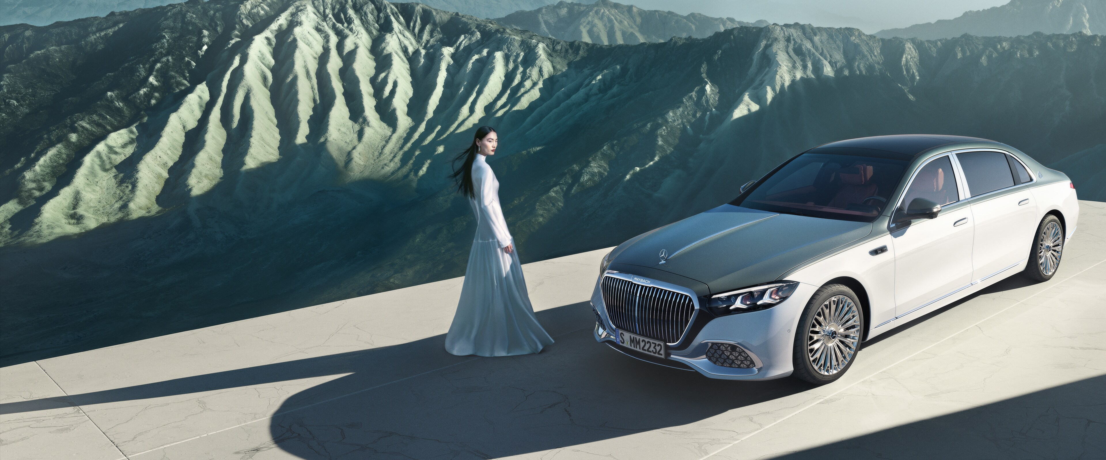 Mercedes-Maybach z&nbsp;dwukolorowym lakierowaniem w&nbsp;różnych widokach.