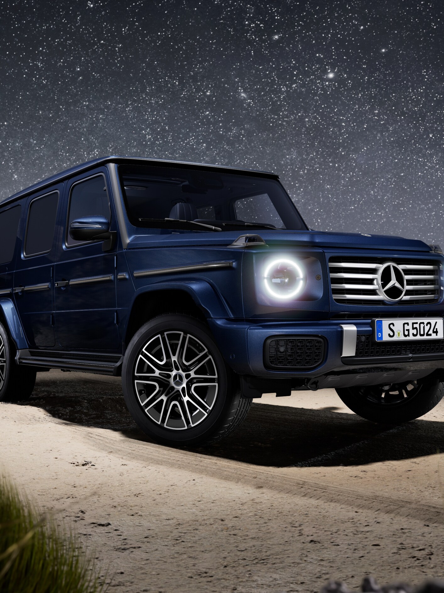 Mercedes-Benz Klasa G w nocy na pustyni.