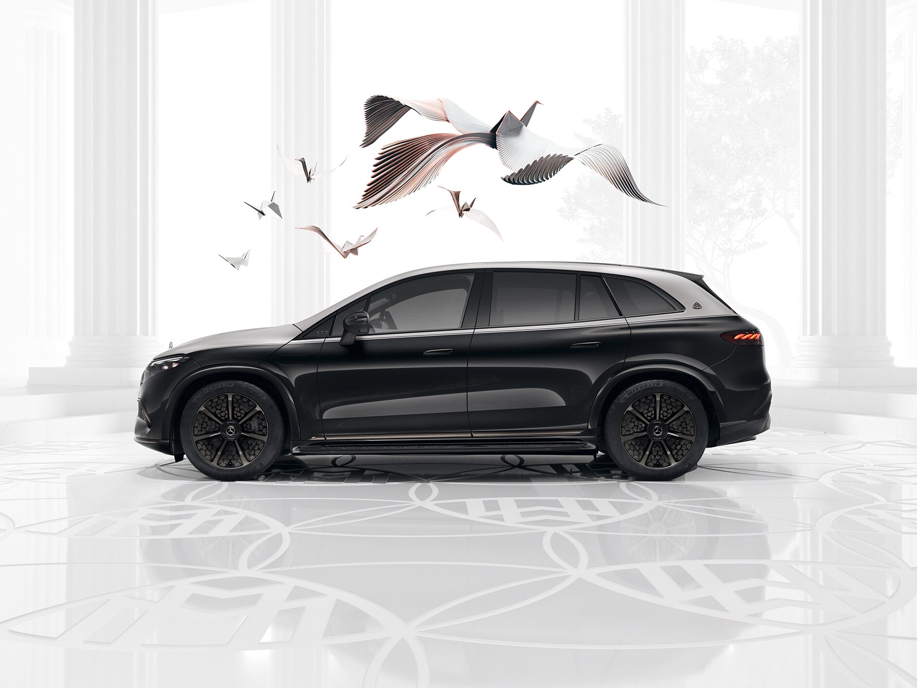 Czarno-szary Mercedes-Maybach GLS Night Series na jasnym, abstrakcyjnym tle.