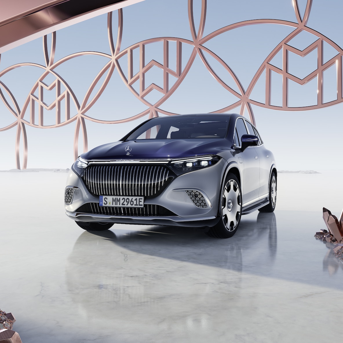 SUV Mercedes-Maybach EQS w dwukolorowym lakierowaniu Maybach widziany z przodu.