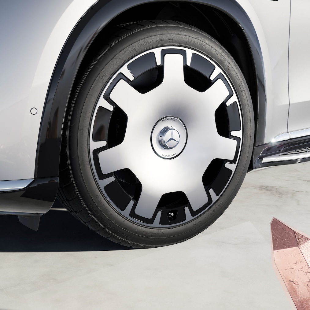 Zbliżenie lewego przedniego koła (kute 5-otworowe koło Maybach o średnicy 53,3 cm (21 cali), 88R).