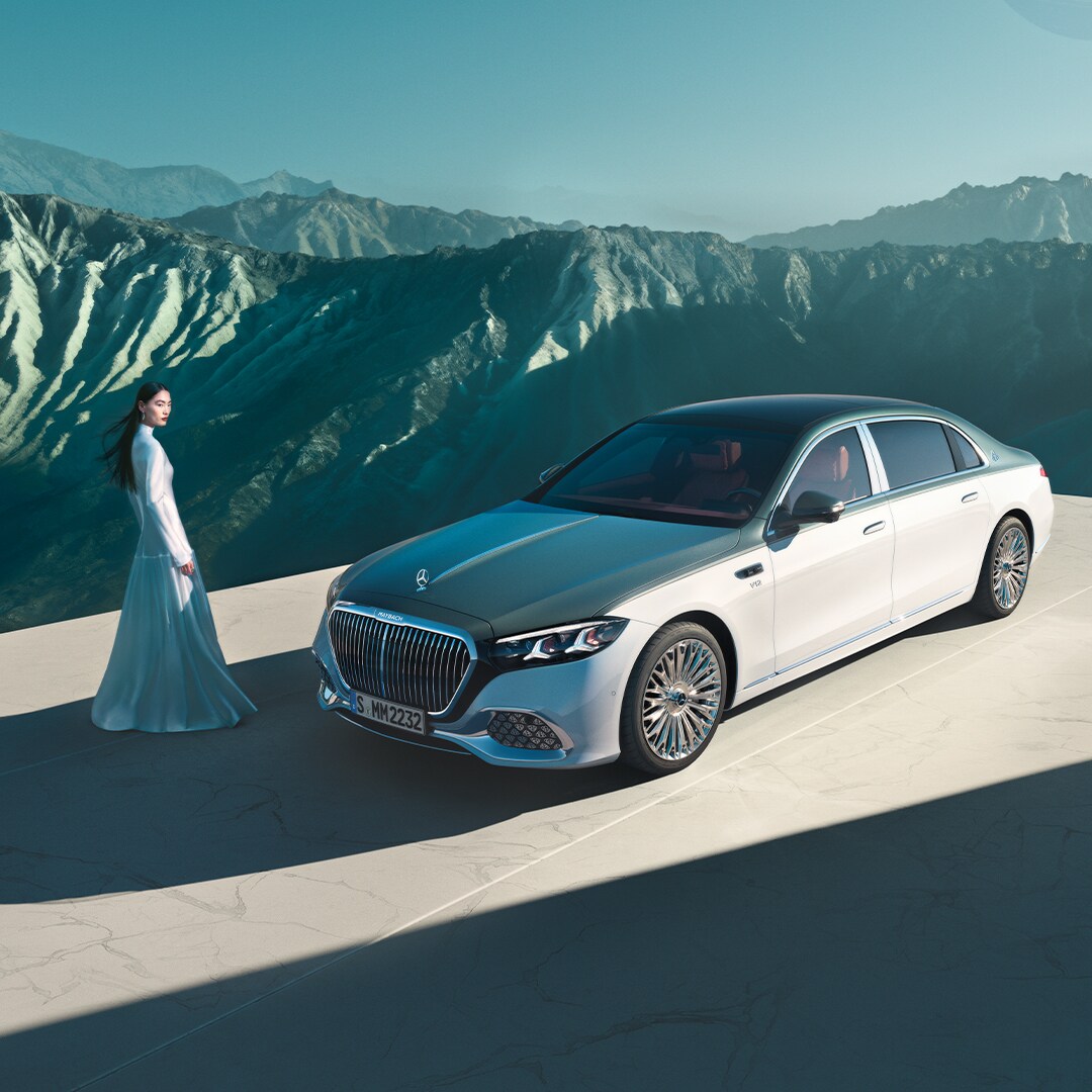 Kobieta w długiej sukni stoi obok nowej Klasy S Mercedes-Maybach.