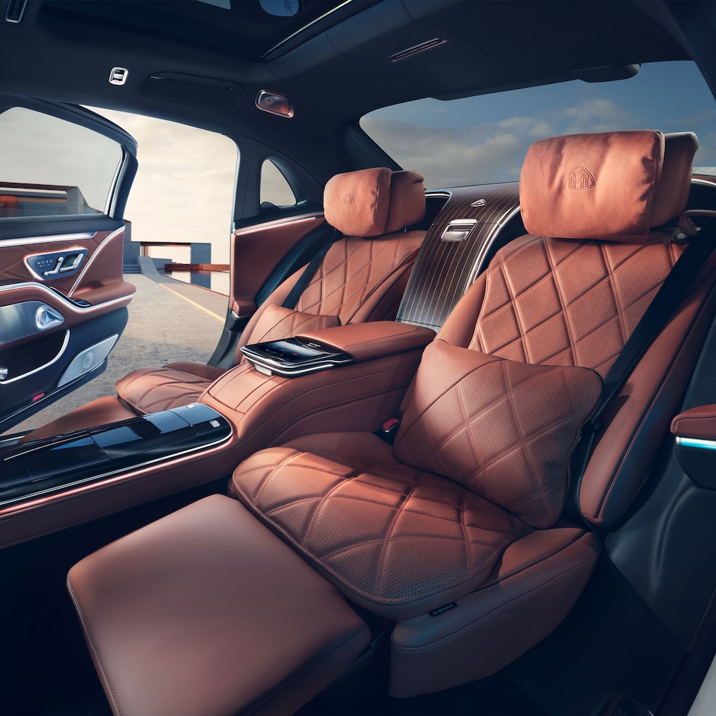 Tylny przedział pasażerski z fotelami Executive Mercedes-Maybach Klasa S.