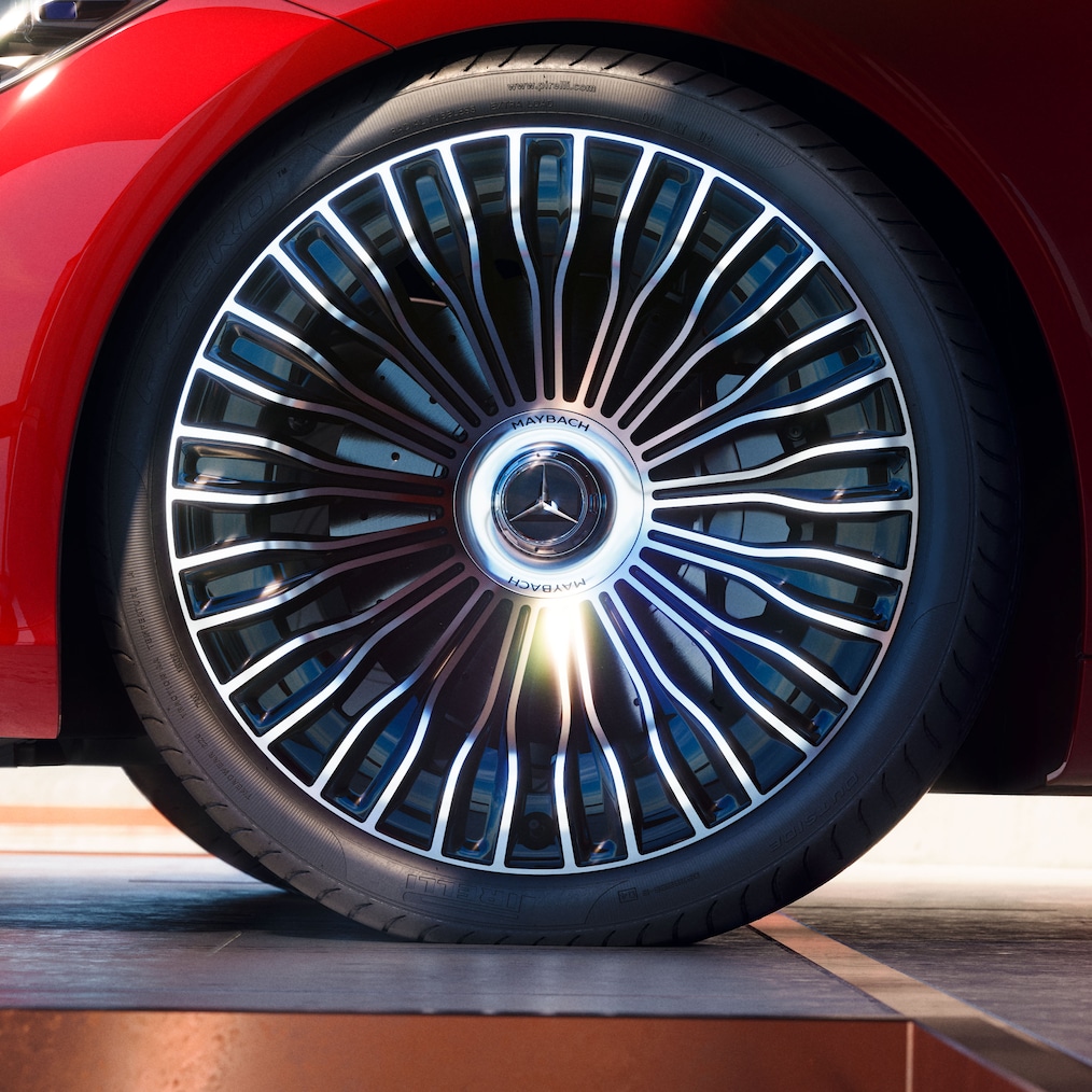 Szczegółowy widok boczny ekskluzywnej obręczy koła charakterystycznej dla modeli Maybach.