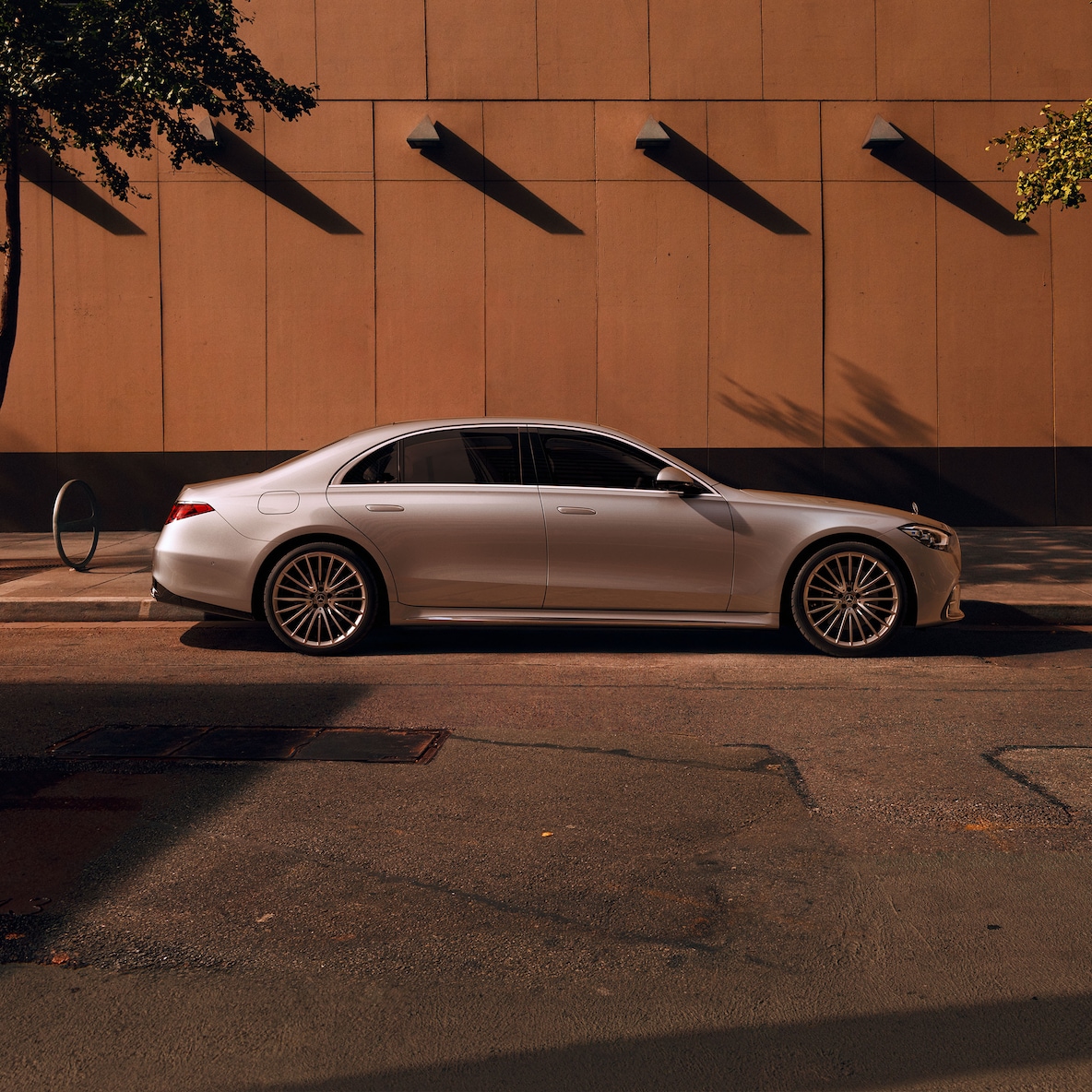 Widok boczny Mercedes-Benz Klasa S Limuzyna w wersji długiej.