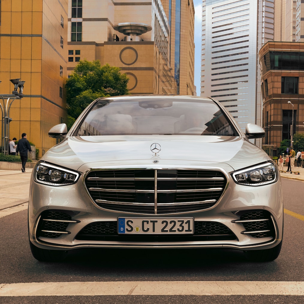 Pionowa gwiazda Mercedes na klasycznej kratce chłodnicy limuzyny Mercedes-Benz Klasa S w wersji długiej.