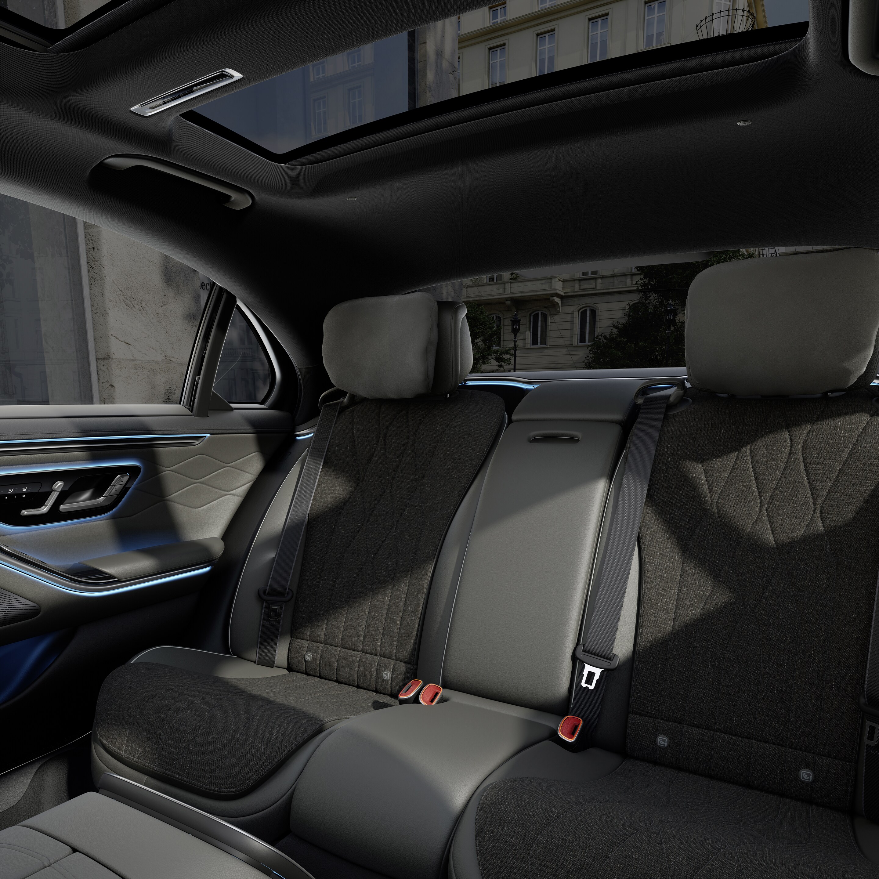 Kokpit nowego modelu Limuzyna Mercedes-Benz pokazany między dwoma przednimi fotelami.